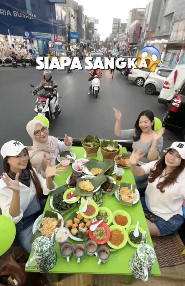 Unik! Warung Makan Sunda Ini Tawarkan Pengalaman Makan di Atas Mobil Pick Up