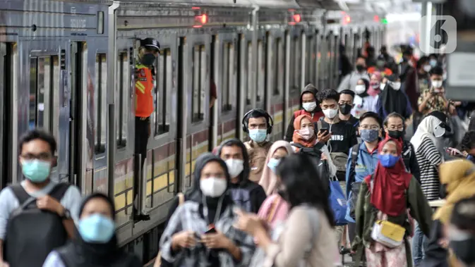 Kepadatan calon penumpang kereta Commuter Line (KRL). (merdeka.com/Iqbal S. Nugroho)