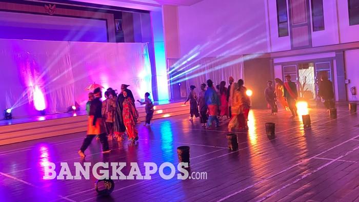 PENTAS PERTUNJUKAN — Pentas pertunjukkan wastra berjudul Tafsir Perjalanan dan Asa Kain Cual, Sabtu (29/8/2026) malam di Gedung Majapahit, Peltim Mentok, Bangka Barat.