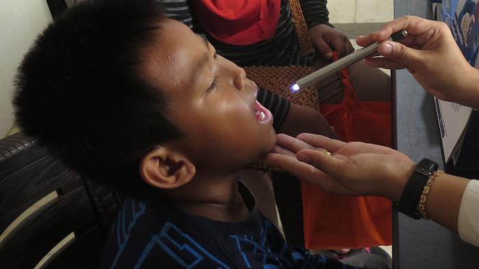 PASIEN ISPA --- Medis Ruang ISPA Puskesmas Kalidoni, Palembang, Sumatera Selatan, memeriksa pasien yang terpapar asap karhutla, Sabtu (29/8/2026). Sejak beberapa hari ini kualitas udara kota Palembang akibat asap karhutla  masuk ke level sudah sangat tidak sehat lagi. Jumlah pasien yang mengalami keluhan ISPA meningkat, sehari mencapai 25 pasien.