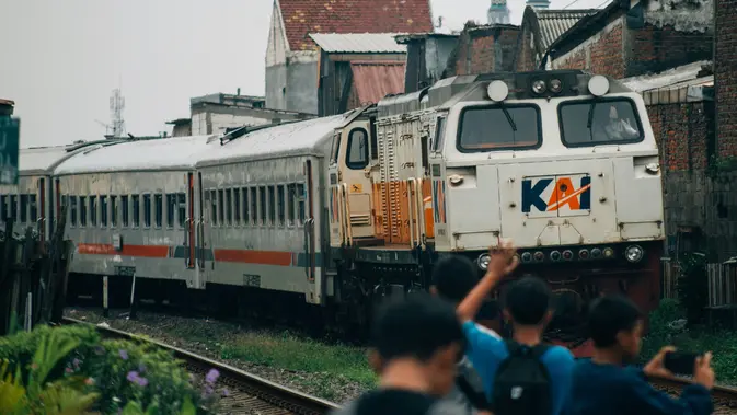 Tips Perjalanan Naik Kereta Api. (Gambar: Salman Rameli/Unsplash)