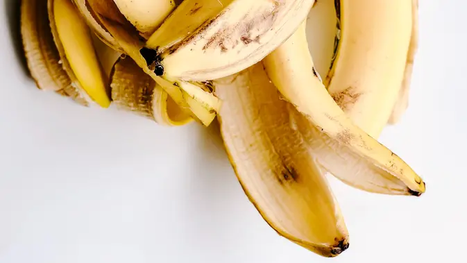 ilustrasi kulit pisang. Photo by Julia Kuzenkov on Unsplash