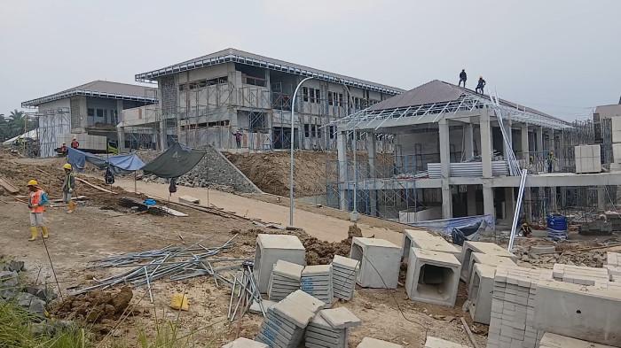 SEKOLAH RAKYAT - Suasana pembangunan gedung Sekolah Rakyat di Kecamatan Panggarangan, Kabupaten Lebak, Banten, Minggu (5/7/2026). 