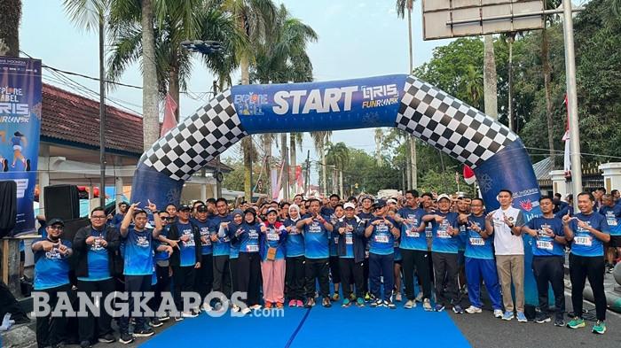 Pengibaran bendera start tanda dimulainya ajang Qris Run 5 K yang berlangsung di kawasan Alun-alun Taman Merdeka Kota Pangkalpinang, Minggu (30/8/2026).‎