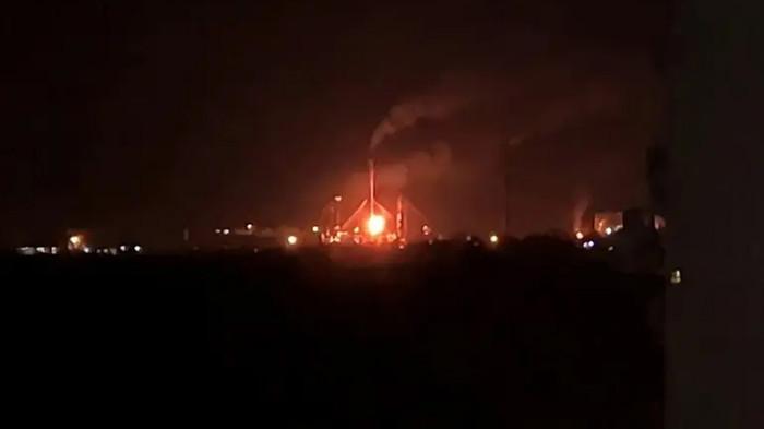 TERBAKAR - Api tampak berkobar di Kilang minyak Saratov, Rusia. Ukraina pada Senin (3/11/2025) melancarkan gelombang serangan drone yang menyasar sumber-sumber energi Rusia.