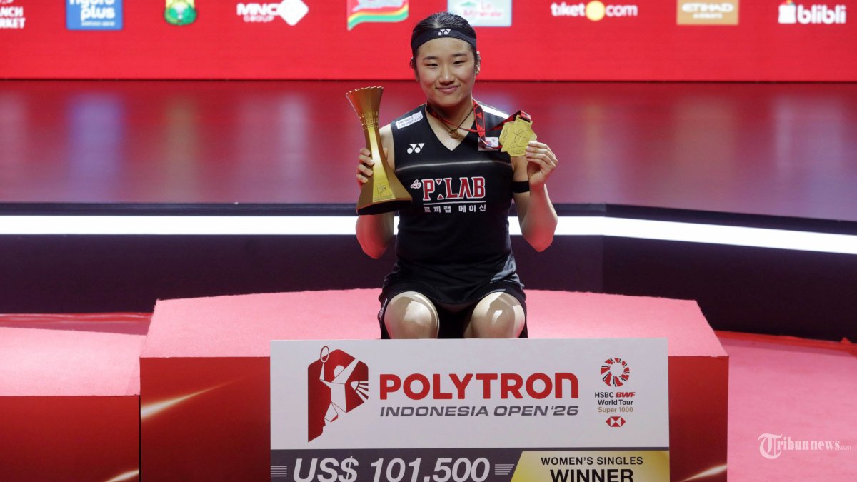 POLYTRON INDONESIA OPEN - Pebulu tangkis tunggal putri Korea Selatan An Se Young mengangkat piala usai mengalahkan pebulu tangkis tunggal putri Jepang Akane Yamaguchi pada babak final Polytron Indonesia Open 2026 di Istora Senayan, Jakarta, Minggu (7/6/2026). An se Young berhasil menjuarai Polytron Indonesia Open 2026 setelah mengalahkan Akane Yamaguchi  dengan skor 23-21 dan 21-12. TRIBUNNEWS/IRWAN RISMAWAN