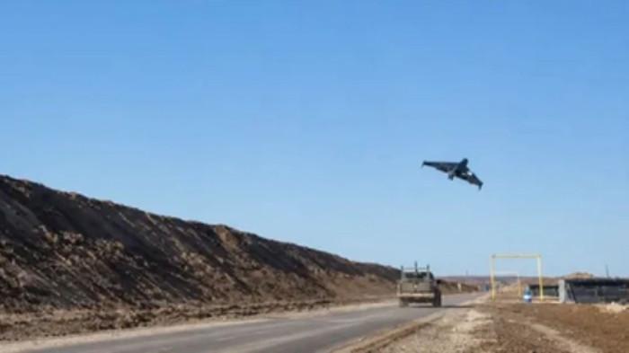 DRONE RUSIA - Sebuah drone Rusia. Moskow dilaporkan membangun sepuluh fasilitas dengan platform peluncuran baru untuk drone jarak jauh. Fasilitas-fasilitas tersebut terletak di dekat perbatasan Ukraina dan Belarus dan sekarang digunakan untuk menyerang target-target Ukraina, yang berpotensi menimbulkan ancaman bagi negara-negara NATO di masa depan