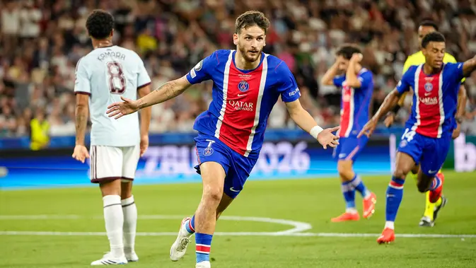 PSG Pertahankan Gelar Piala Super Eropa Usai Bekuk Aston Villa Khvicha Kvaratskhelia dari PSG melakukan selebrasi setelah mencetak gol pertama timnya dalam pertandingan sepak bola Piala Super UEFA antara Paris Saint-Germain dan Aston Villa di Salzburg, Austria, Rabu, 12 Agustus 2026. (Foto AP/Darko Bandic)