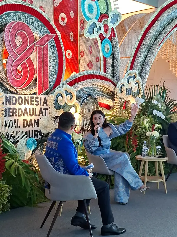 Agnez Mo menerima Apresiasi Indonesia Berkarya dari PT Angkasa Pura Indonesia (Persero) atau InJourney Airports di Terminal 3 Bandara Internasional Soekarno-Hatta, Sabtu (29/8/2026). (Liputan6.com/Pramita)