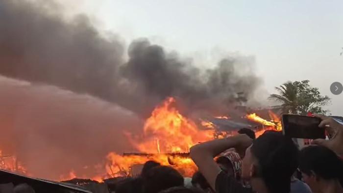 KEBAKARAN - 12 rumah ludes terbakar di Kelurahan Nipah Panjang I, Kecamatan Nipah Panjang Kabupaten Tanjung Jabung Timur (Tanjabtim), Jambi pada Jumat (21/8/2026) sore. 10 rumah dirobohkan agar api tidak merembet ke rumah lainnya