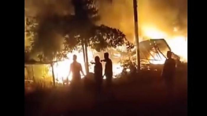 KEBAKARAN RUMAH - Musibah kebakaran hebat melanda pemukiman warga di Desa Pompa Air, Kecamatan Bajubang, Kabupaten Batang Hari, Provinsi Jambi, pada Senin (24/8/2026) malam. 
