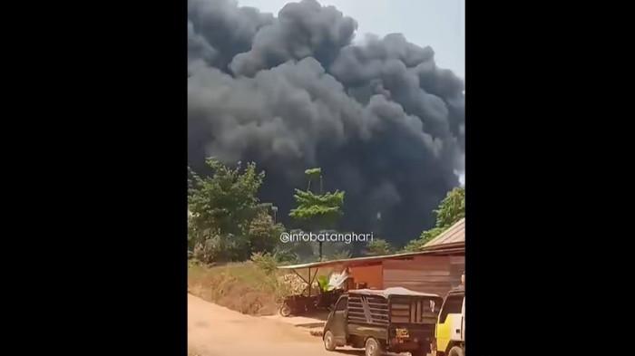 GUDANG MINYAK - Kebakaran di Desa Bungku, Kecamatan Bajubang, Kabupaten Batang Hari, Jambi terjadi pada Minggu (23/8/2026) sekitar pukul 12.00 WIB. Diduga rumah yang terbakar merupakan gudnag minyak ilegal