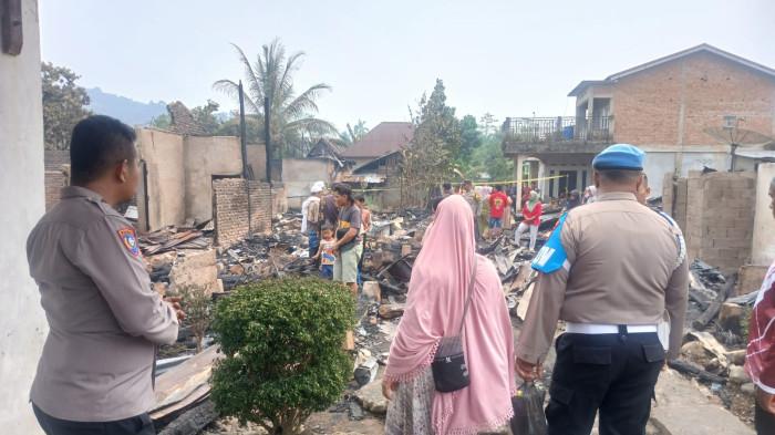 KEBAKARAN-Kebakaran di Dusun Buat, Bungo, menghanguskan sembilan rumah dan menyebabkan kerugian sekitar Rp1,6 miliar. Peristiwa terjadi di permukiman warga di Dusun Buat, Kecamatan Bathin III Ulu, Kabupaten Bungo, Rabu (26/8/2026) sekitar pukul 03.00 WIB.