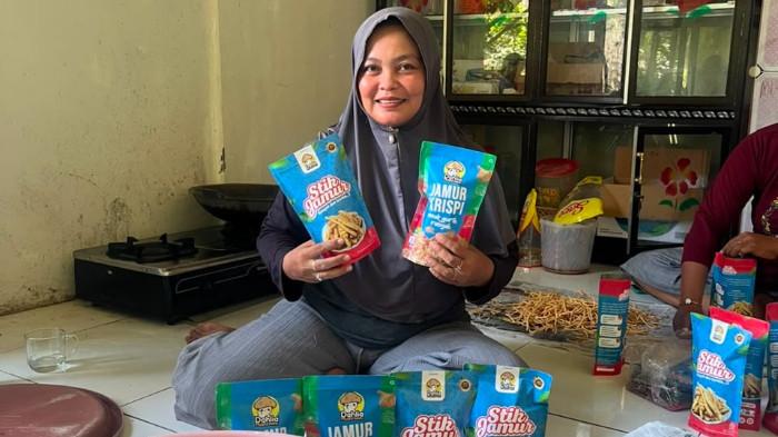 Astuti menjual produk makanan jamur Krispi dan Stik Jamur (1)
