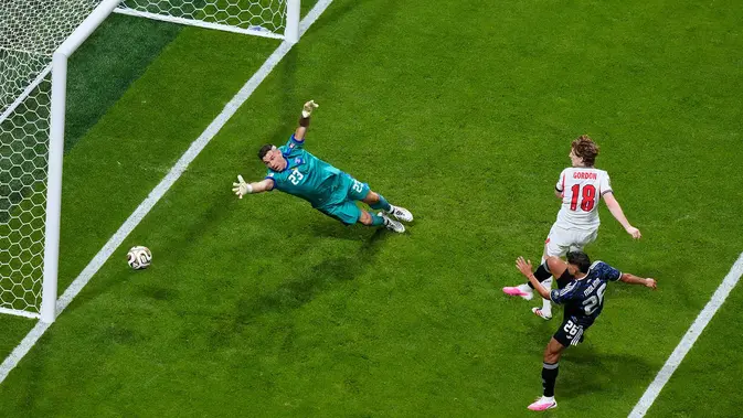 Pemain Inggris Anthony Gordon mencetak gol pertama melawan kiper Argentina Emiliano Martinez  selama pertandingan semifinal Piala Dunia di Atlanta, Rabu, 15 Juli 2026. (AP Photo/Lynne Sladky)