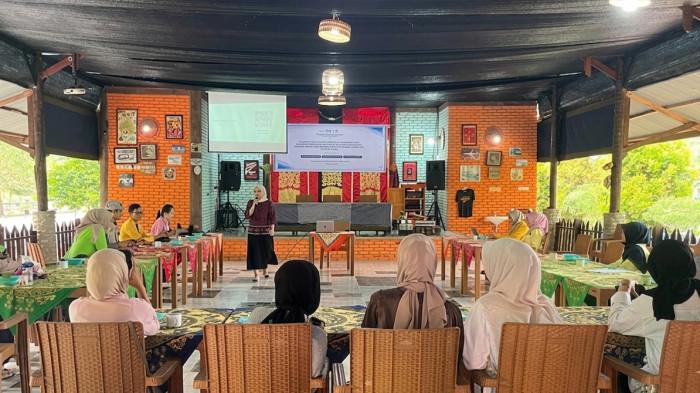 UNP-Penyampaian materi digital marketing yang membahas evaluasi promosi, strategi pemasaran ideal, dan keunikan homestay yang perlu ditonjolkan.