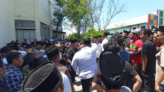 Sejumlah anak muda yang mengaku dari perwakilan kader Nahdlatul Ulama (NU) Se-Indonesia, menggelar aksi protes terhadap jalannya sidang Pleno IV Muktamar NU yang digelar hari ini, Minggu (30/8/2026). (Liputam6.com/ Ahmad Apriyono)