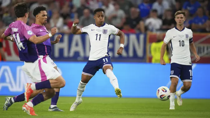 Omari Hutchinson (tengah) dari Inggris mencoba menembak ke arah gawang dalam pertandingan final Euro U-21 2025 antara Inggris dan Jerman di Stadion Nasional di Bratislava, Slovakia, Sabtu, 28 Juni 2025. (AP Photo/Petr David Josek)