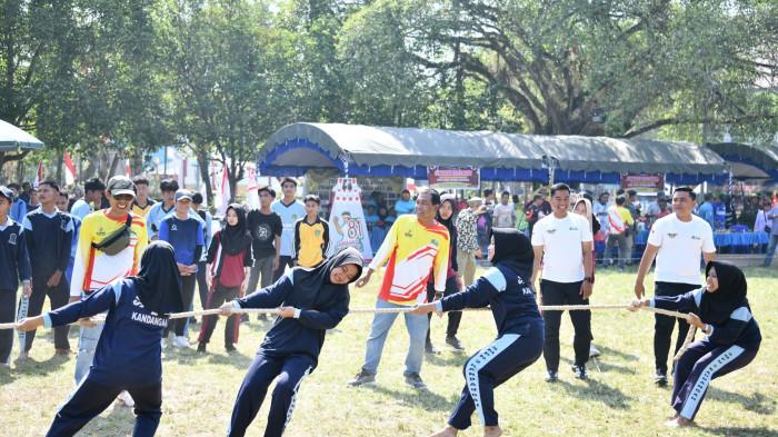 Bupati HSS, Syafrudin bersama Ketua KORMI, Muhlis saksikan tarik tambang