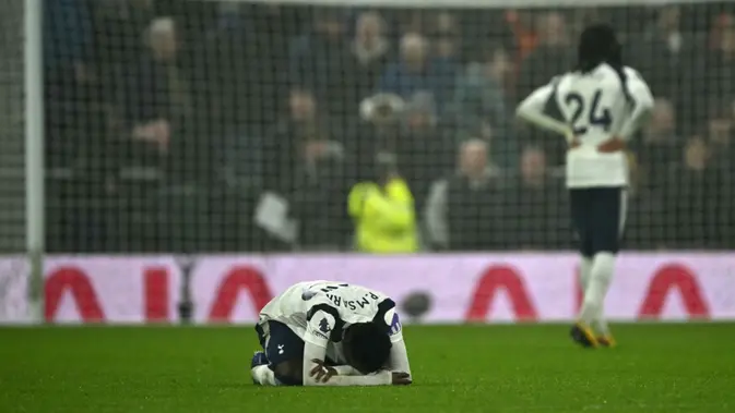Penyerang Tottenham Hotspur asal Senegal bernomor punggung 29, Pape Matar Sarr, bereaksi setelah pertandingan Liga Inggris antara Tottenham Hotspur dan Newcastle United di Stadion Tottenham Hotspur di London, pada 10 Februari 2026. Tottenham kalah dalam pertandingan tersebut dengan skor 1-2. (Glyn KIRK/AFP)