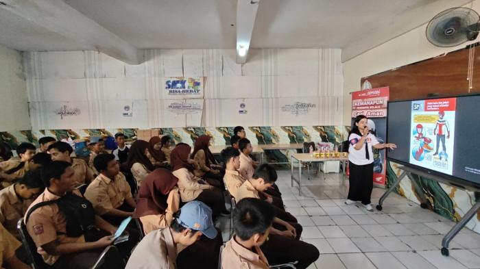 EDUKASI SAFETY RIDING - Suasana edukasi safety riding Astra Motor Sulawesi Selatan (Asmo Sulsel) di SMKN 14 Gowa, Kabupaten Gowa, Sulawesi Selatan, Jumat (28/8/2026). Edukasi menggandeng Polsek Somba Opu.