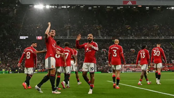Gelandang Manchester United asal Kamerun bernomor punggung 19, Bryan Mbeumo (tengah), merayakan gol kelima timnya bersama rekan-rekan setim dalam pertandingan Liga Inggris antara Manchester United dan Ipswich Town di Old Trafford, Manchester, Inggris barat laut, pada 30 Agustus 2026. (Paul ELLIS/AFP)