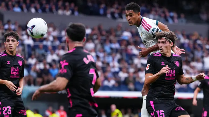 Jude Bellingham dari Real Madrid menyundul bola yang berujung pada gol bunuh diri Malaga dalam pertandingan sepak bola La Liga antara Real Madrid dan Malaga di Madrid, Spanyol, Minggu, 30 Agustus 2026. (Foto AP/Manu Fernandez)