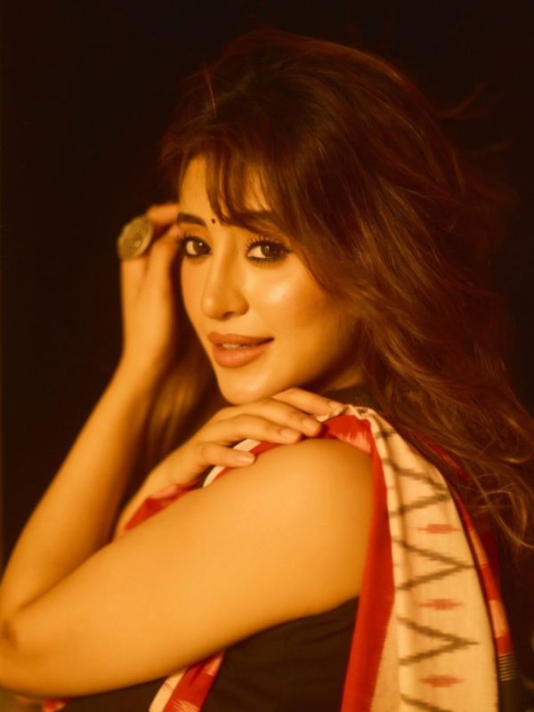 Shivangi Joshi’s Saree Look Brings Effortless Elegance With a Satrangi Twist 1