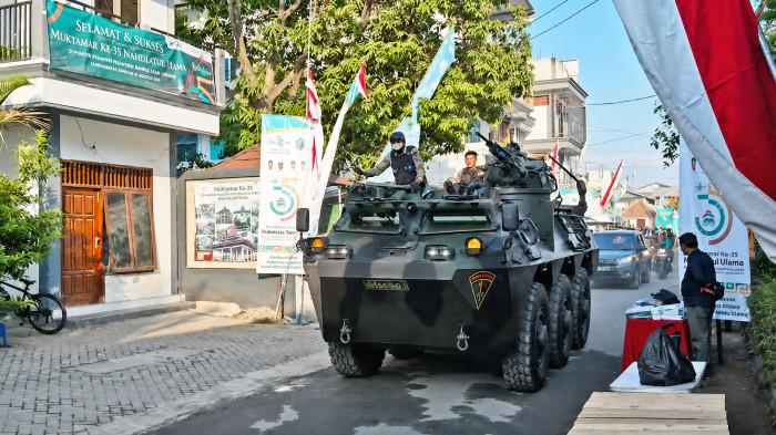 MUKTAMAR ke-35 NU - Penampakan Kendaraan Taktis Anoa dari kesatuan TNI yang mulai memasuki Gedung Serbaguna (GSG) Pondok Pesantren Bahrul Ulum, Tambakberas, Jombang, Jawa Timur, pada Senin (31/8/2026) pagi.