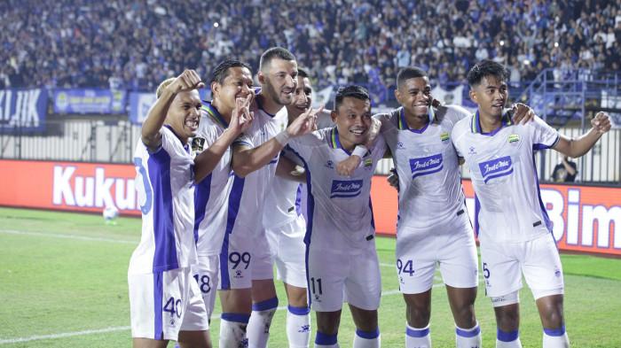 SELEBRASI - Pemain Persib Bandung merayakan gol ke gawang DPMM di laga kedua fase grup Piala Presiden 2026 pada Selasa (28/7/2026) di Stadion si Jalak Harupat, Bandung. Persib menang 1-0 berkat gol tunggal Balsa Sekulic.