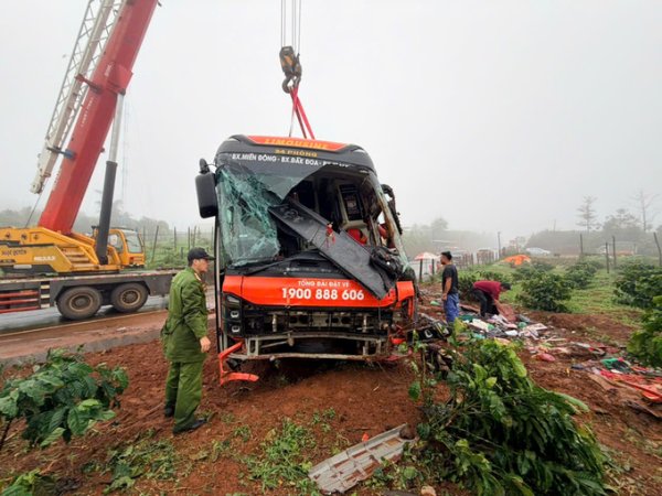 Authorities remove the overturned bus from the crash site in Gia Lai Province, central Vietnam, on Aug. 31, 2026. Photo courtesy of police