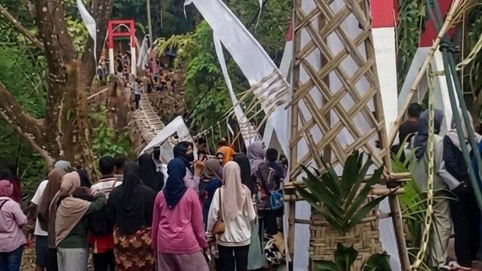 AMBRUK - Sebuah jembatan gantung di Kabupaten Pangandaran, Jawa Barat, mengalami kerusakan sesaat setelah diresmikan pada Minggu (30/8/2026).