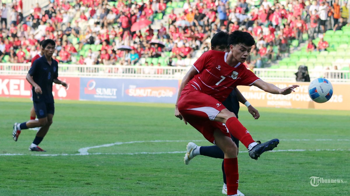 JUARA TIGA - Pesepakbola timnas Indonesia Reno Salampessy saling berebut bola dengan pesepakbola timnas Kamboja pada pertandingan peringkat ketiga Piala AFF U-19, di Stadion Utama Sumatra Utara, Deliserdang, Sabtu (13/6/2026). Timnas Indonesia berhasil perebutkan tempat ketiga setelah mengalahkan timnas Kamboja dengan skor 1-0. TRIBUN MEDAN/DANIL SIREGAR
