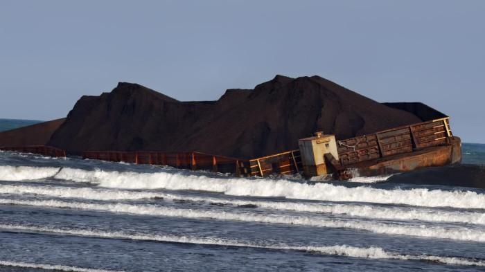 DIDAMPARKAN - Tongkang bermuatan sekitar 80.000 ton batubara sengaja didamparkan di kawasan Pantai Sukaresik, Kecamatan Sidamulih, Kabupaten Pangandaran, Selasa (17/6/2026) sekitar pukul 15.00 WIB