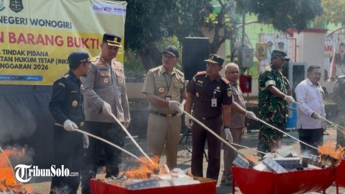 MUSNAH - Sebanyak 1.650.466 batang rokok ilegal dimusnahkan Kejaksaan Negeri
