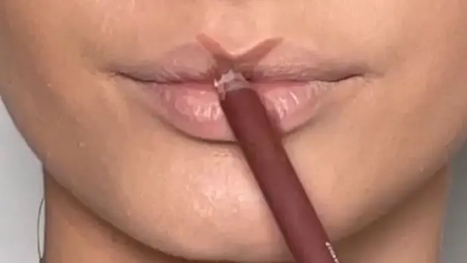Gambar huruf V pada cupid's bow agar terlihat tegas. (Foto: Instagram/alexandraclaudia)