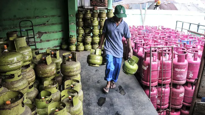Rencana Penggantian LPG 3 Kg dengan Kompor Listrik 1.000 Watt Pekerja melakukan bongkar muat tabung elpiji atau LPG 3 kilogram di agen gas kawasan Rawasari, Jakarta. (merdeka.com/Iqbal S. Nugroho)