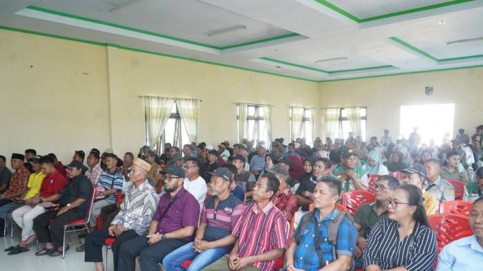 PERTEMUAN - Bupati Boltara Sirajudin Lasena bertemu dengan kelompok tani di Kantor Camat Kaidipang, Jalan Pelabuhan, Boroko, Kecamatan Kaidipang, Senin (31/8/2026). Bantuan dari pemerintah pusat menyasar kelompok tani di enam kecamatan yang ada di Boltara.