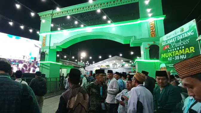 Sejumlah orang menonton dari layar lebar pengumuman hasil tabulasi penjaringan calon Ketua Umum Pengurus Besar Nahdlatul Ulama (PBNU), Senin dini hari (31/8/2026). (Liputan6.com/ Ahmad Apriyono)