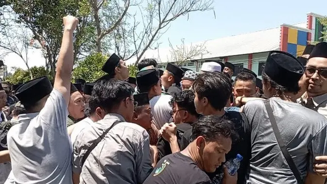 Sejumlah orang memaksa masuk ke ruang sidang pleno Muktamar ke-35 NU yang digelar di Ponpes Bahrul Ulum, Tambakberas, Jombang. (Liputan6.com/ Ahmad Apriyono)