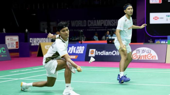 RAIH KEMENANGAN PERTAMA - Pebulutangkis ganda putra Indoensia, Fajar Alfian/Muhammad Shohibul Fikri mengawali perjalanan mereka di Kejuaraan Dunia BWF 2026 dengan kemenangan meyakinkan usai mengalahkan wakil Prancis, Eloi Adam/Leo Rossi, dua gim langsung 21-14, 21-13 di Indira Gandhi Indoor Stadium, New Delhi, India, Rabu (19/8/2026),