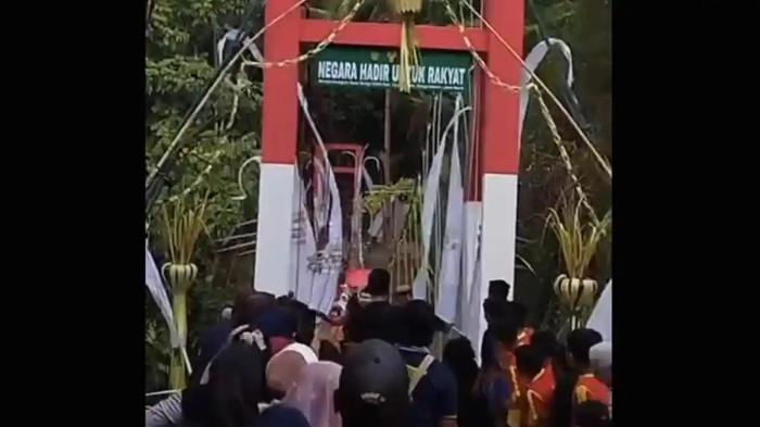 DETIK-DETIK - Detik-detik jembatan gantung Pongpet Margajaya di Desa Margacinta, Kecamatan Cijulang, Kabupaten Pangandaran, Jawa Barat, Minggu (30/8/2026) sore ambruk. Jembatan anjlok saat diresmikan Bupati Citra Pitriyami.