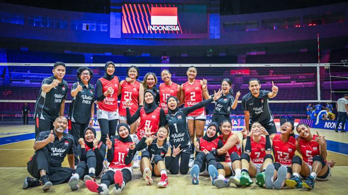 RAYAKAN KEMENANGAN - Foto bersama skuad Timnas Voli Putri Indonesia setelah mengalahkan Kazakhstan pada laga Pool B AVC Continental Championship 2026 di Tianjin Olympic Center Gymnasium, China, Sabtu (22/8/2026).