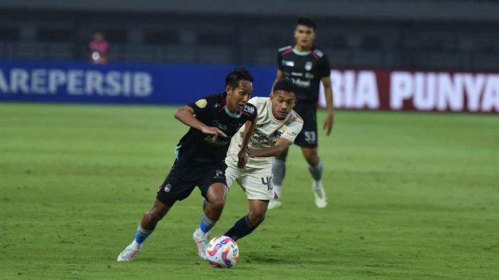 Gelandang Persib Bandung, Beckham Putra Nugraha melewati pemain Persita Tangerang  