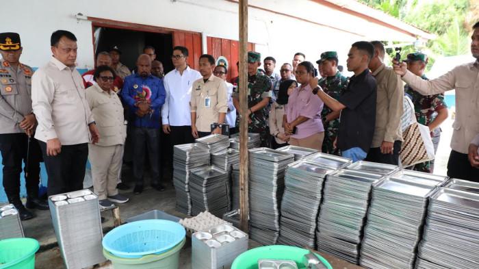 SIDAK DAPUR MBG - Wakil Kepala Badan Gizi Nasional (BGN) Mayjen TNI Trenggono bersama Wakil Menteri Dalam Negeri (Wamendagri) Ribka Haluk dan Bupati Jayapura Yunus Wonda meninjau langsung para korban dugaan keracunan makanan program Makan Bergizi Gratis (MBG), Rabu (6/8/2026). (Penerangan Kemendagri)