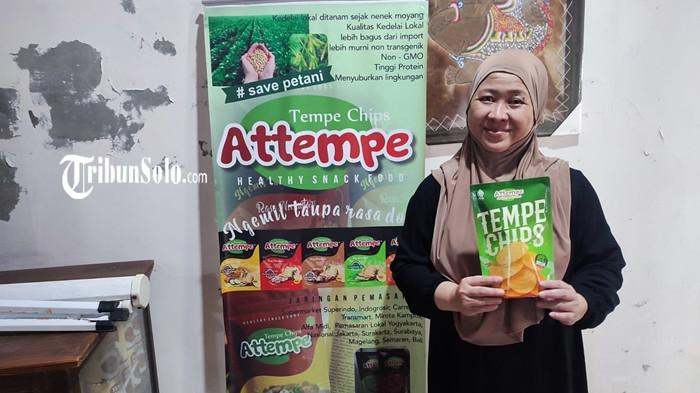 PRODUK ATTEMPE - Nungki membawa aneka macam produk Attempe di Jalan Kembang Raya No.181A, Maguwoharjo, Depok, Kabupaten Sleman, Daerah Istimewa Yogyakarta, pada Jumat (12/6/2026). Ini perjalanan inspiratif Attempe hingga bisa tembus pasar dunia.