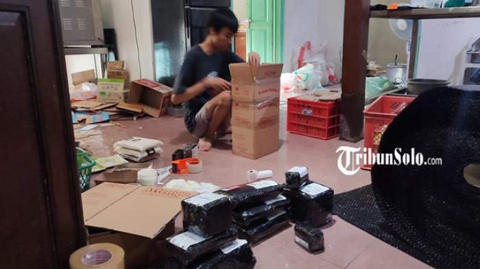 PRODUK ATTEMPE - Proses pengepakan produk Attempe di Jalan Kembang Raya No.181A, Maguwoharjo, Depok, Kabupaten Sleman, Daerah Istimewa Yogyakarta, pada Jumat (12/6/2026). Ini perjalanan inspiratif Attempe hingga bisa tembus pasar dunia.