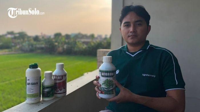 ALIH DIGITAL - General Manager Agro Farmery Indonesia, Ibnu Dwi Nanjar memperlihatkan produknya di Malangjiwan, Kecamatan Colomadu, Kabupaten Karanganyar, Jawa Tengah, Senin (24/8/2026).Bisnis yang menjual pupuk dan nutrisi tanaman tersebut sebelumnya mengandalkan penjualan secara offline kini beralih ke online lewat marketplace.