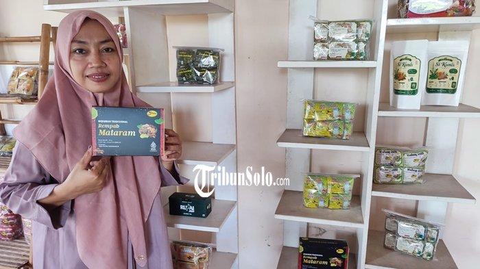 UMKM SUKOHARJO - Dewi Wahyuningsih pemilik Wedang Rempah 3 Putri memperlihatkan produk-produknya pada Selasa (26/5/2026) sore di Tawangsari, Sukoharjo, Jawa Tengah. Beginilah kisah Wedang Rempah 3 Putri yang inspiratif.