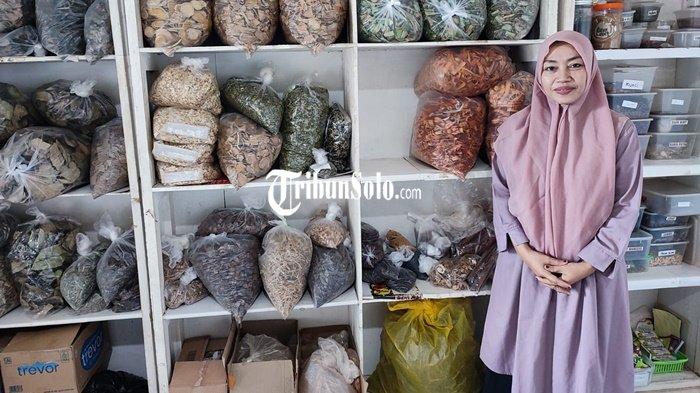 UMKM SUKOHARJO - Dewi Wahyuningsih saat ditemui di rumah produksi Wedang Rempah 3 Putri pada Selasa (26/5/2026) sore di Tawangsari, Sukoharjo, Jawa Tengah. Beginilah kisah Wedang Rempah 3 Putri yang inspiratif.